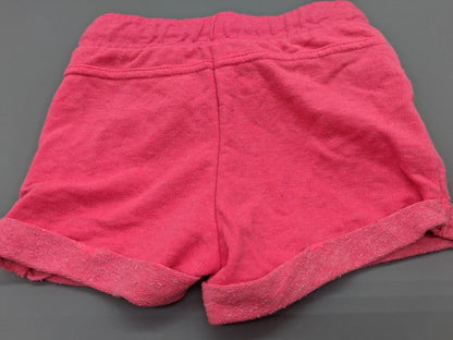 Rückseite der pinken X-Mail Kinder-Shorts mit umgeschlagenen Säumen