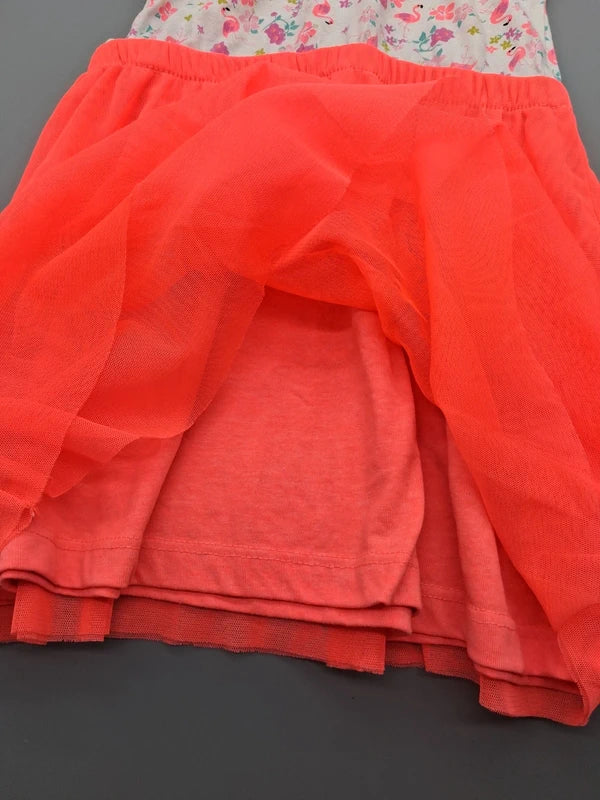 Detail der Tülllage und des Unterrocks am korallenroten Kinderkleid