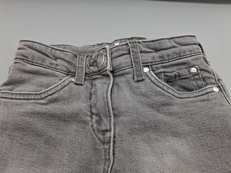 Detail von Bund, Gürtelschlaufen und Taschen der Kuniboo Jeans
