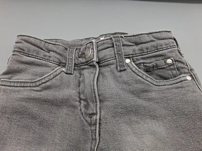 Detail von Bund, Gürtelschlaufen und Taschen der Kuniboo Jeans