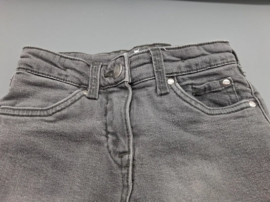 Detail von Bund, Gürtelschlaufen und Taschen der Kuniboo Jeans