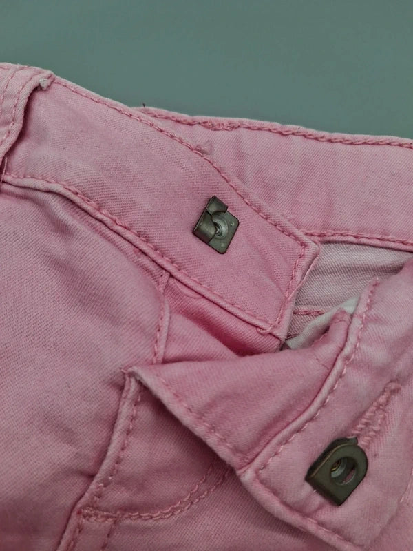 Geöffneter Druck-/Schiebeknopf der DopoDopo Kinder-Shorts