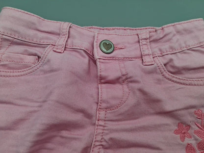 Detail von Bund, Gürtelschlaufen und Knopf der DopoDopo Shorts