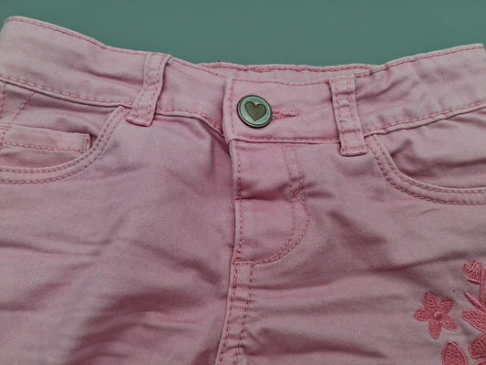 Detail von Bund, Gürtelschlaufen und Knopf der DopoDopo Shorts