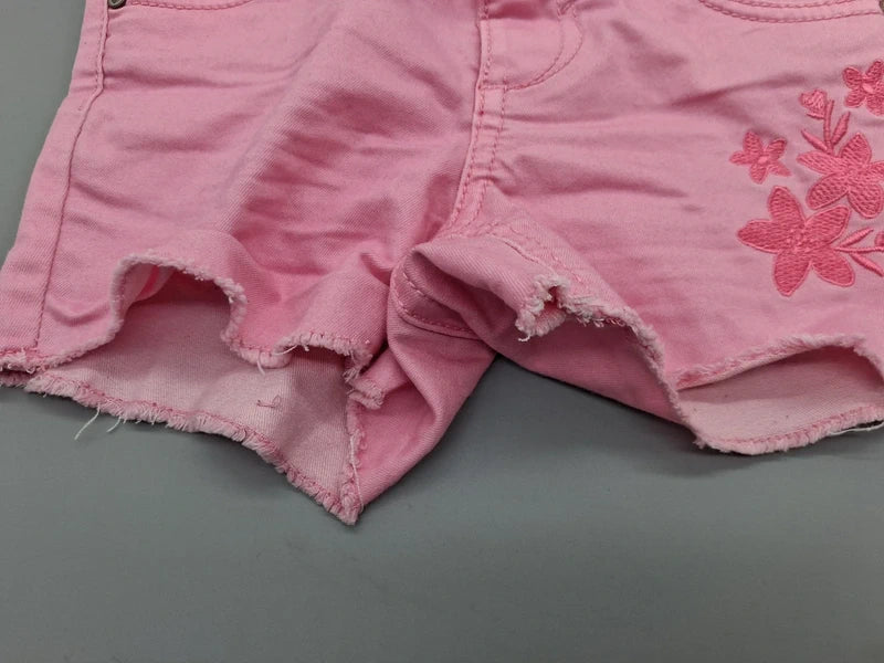 Detail der absichtlich ausgefransten Beinabschlüsse der Shorts