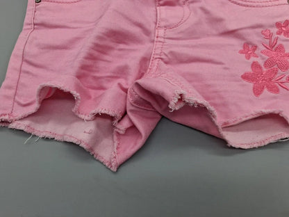 Detail der absichtlich ausgefransten Beinabschlüsse der Shorts