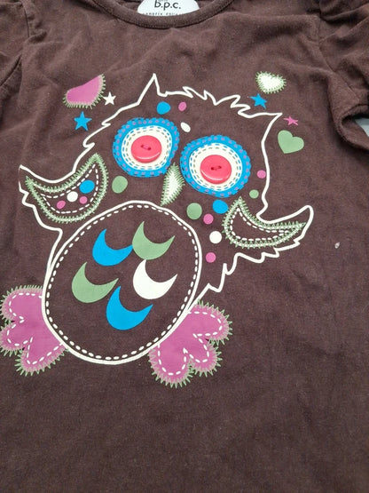 Detail des bunten Eulenmotivs auf dem b.p.c. Shirt