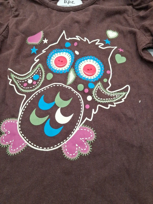 Detail des bunten Eulenmotivs auf dem b.p.c. Shirt