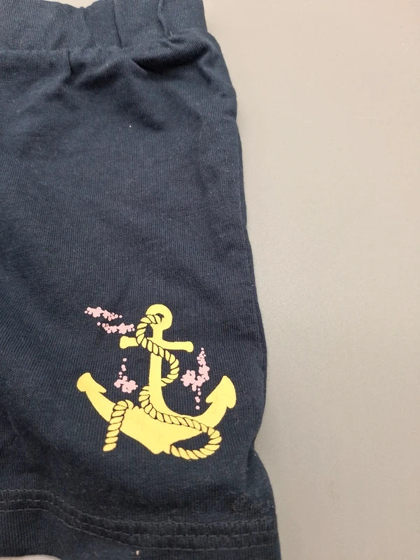 Gelber Ankerdruck auf dem Hosenbein der Lupilu Shorts