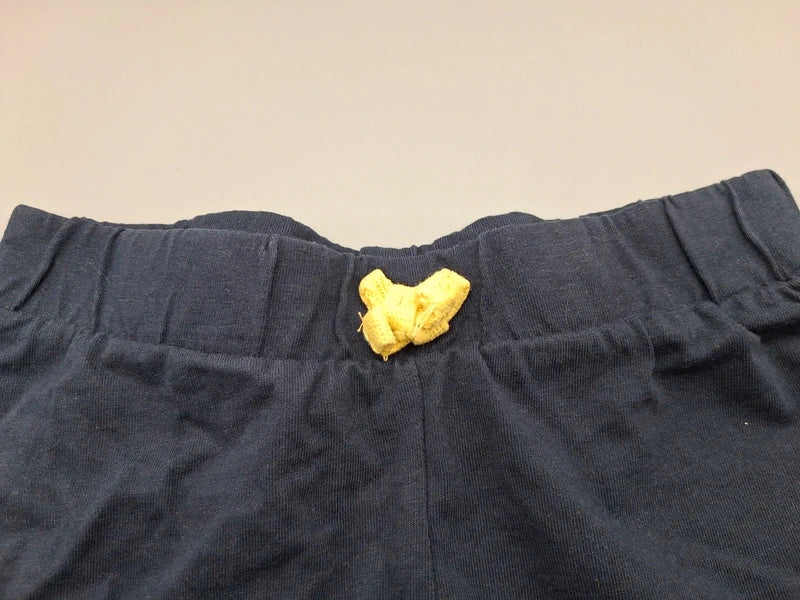 Elastischer Bund der Lupilu Shorts mit kleiner gelber Schleife