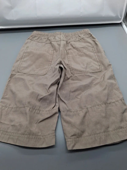 Rückseite der crane Kinder-Shorts mit zwei Gesäßtaschen