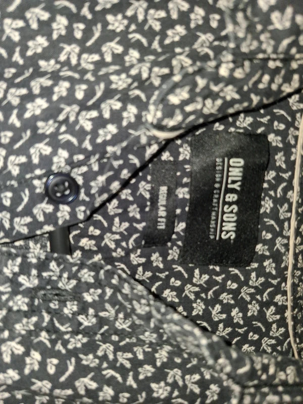 ONLY & SONS Markenetikett und Kragendetail