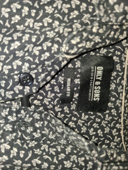 ONLY & SONS Markenetikett und Kragendetail
