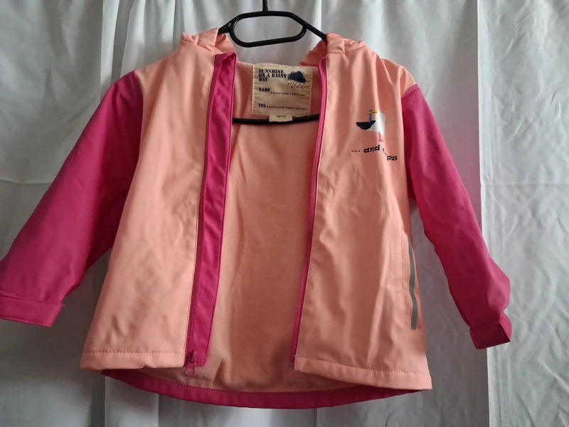 Offene gefütterte Softshelljacke mit Blick auf Innenseite und Vogelmotiv