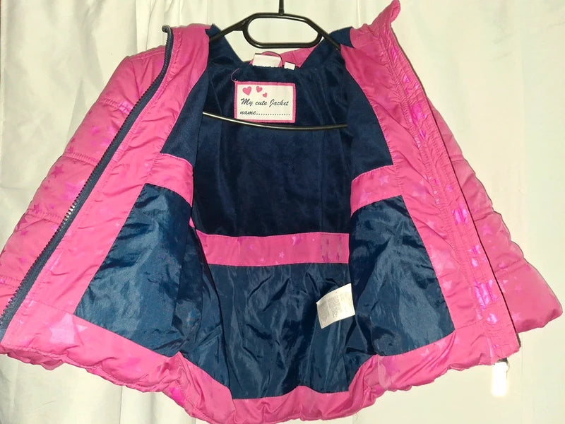 Geöffnete Winterjacke mit marineblauem Innenfutter