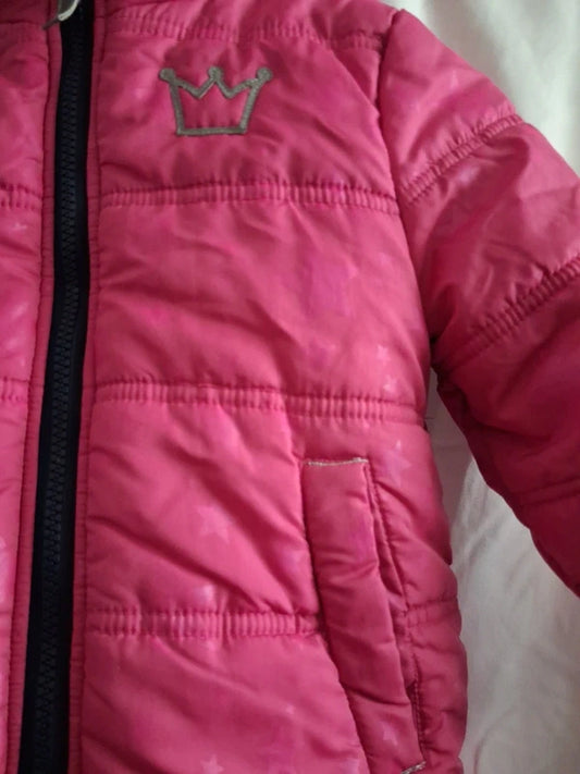 Detail der Krone und offenen Tasche der pinkfarbenen Winterjacke