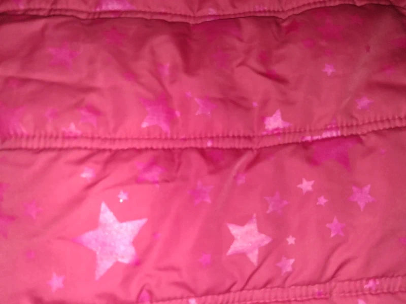 Detail des Sternenmusters der pinkfarbenen Kids Winterjacke