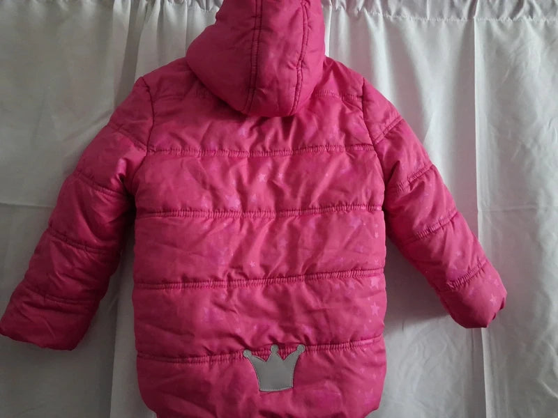 Rückseite der pinkfarbenen Winterjacke mit Kapuze und Kronenmotiv