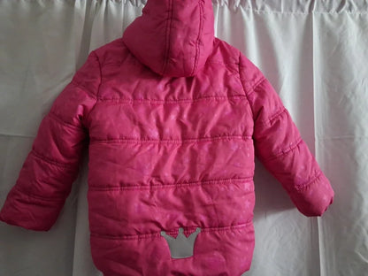 Rückseite der pinkfarbenen Winterjacke mit Kapuze und Kronenmotiv