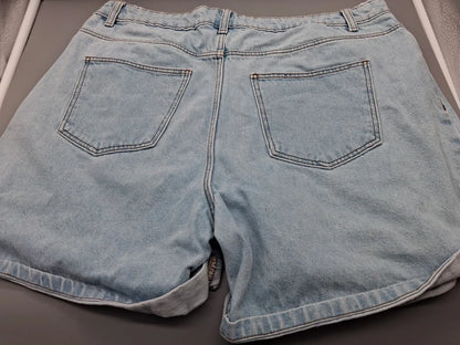 Rückseite der Noisy May Jeansshorts mit zwei Gesäßtaschen