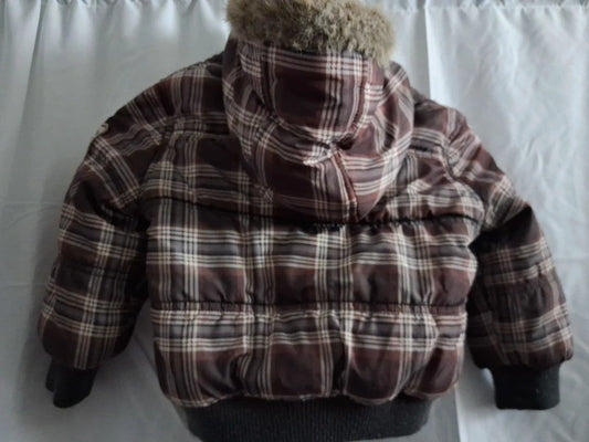 Rückseite der karierten Baby Club Winterjacke mit Kapuze und fellartigem Rand