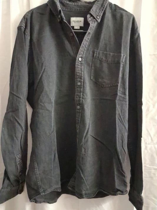 Schwarzes Pull & Bear Herren-Denimhemd, Vorderseite mit Brusttasche