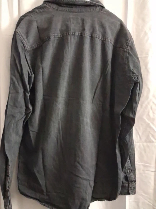 Rückseite des schwarzen Pull & Bear Langarmhemds