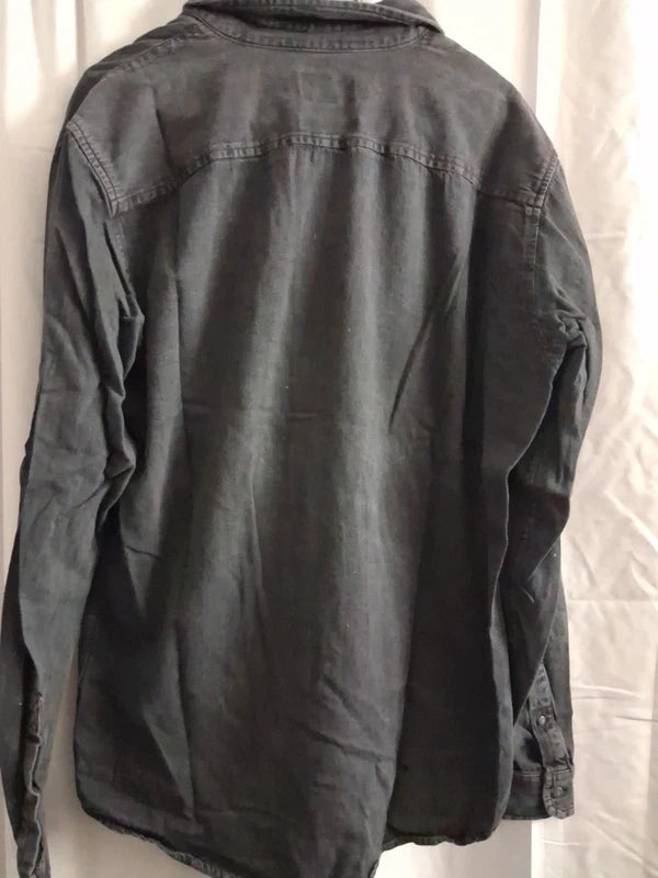 Rückseite des schwarzen Pull & Bear Langarmhemds