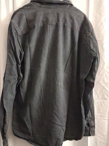 Rückseite des schwarzen Pull & Bear Langarmhemds