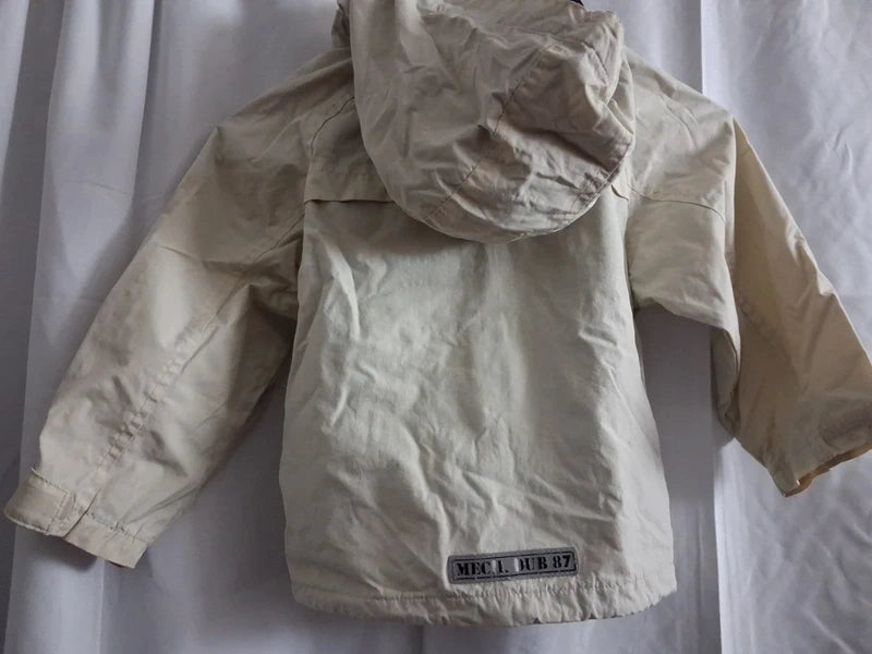 Rückseite der cremefarbenen H&M Sommerjacke mit Kapuze
