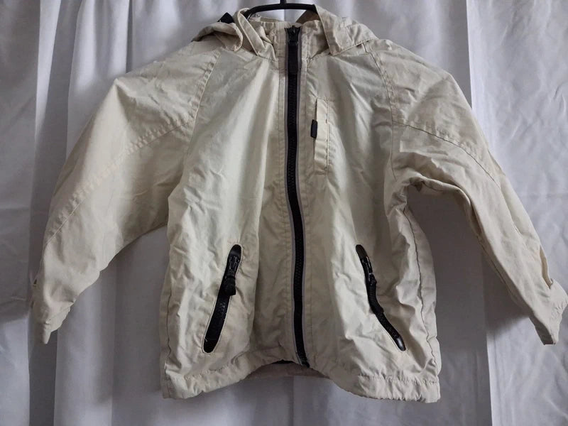 Vorderansicht der H&M Sommerjacke mit zwei Reißverschlusstaschen