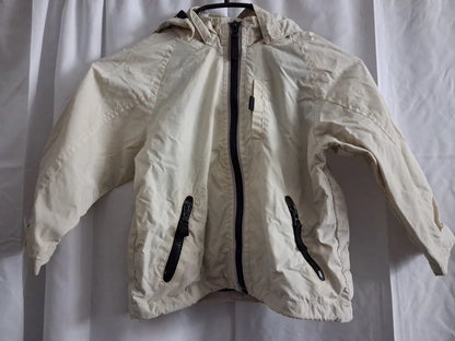 Vorderansicht der H&M Sommerjacke mit zwei Reißverschlusstaschen