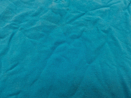Detail der Stoffstruktur des türkisen Cool Club Poloshirts