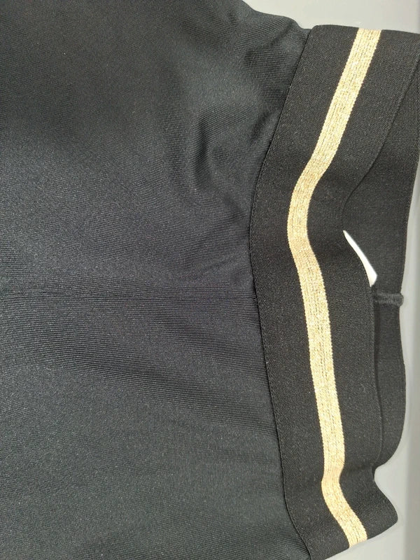 Detail des breiten Gummibunds mit hellem Streifen