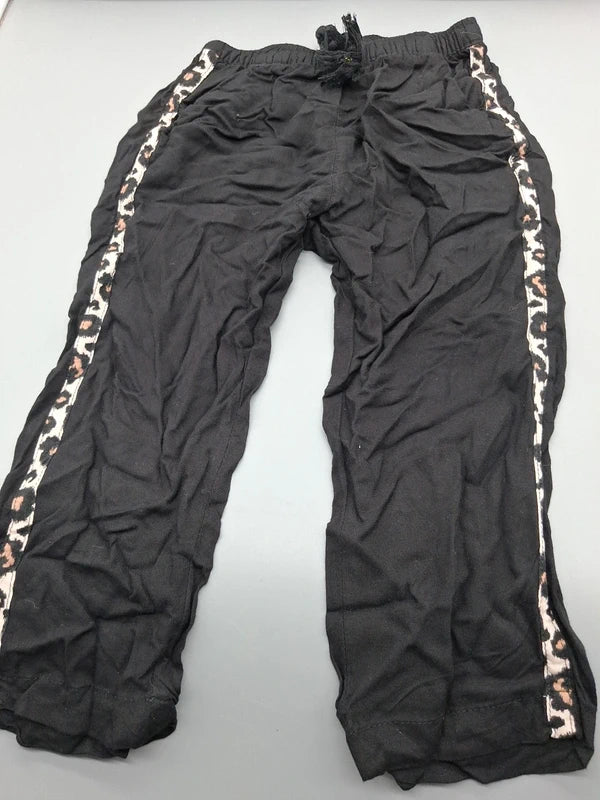 Schwarze H&M Sommerhose Größe 104 mit Leo-Seitenstreifen, Vorderseite