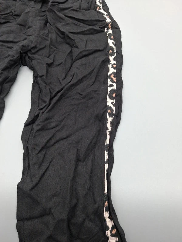Detail des gemusterten Seitenstreifens der H&M Sommerhose