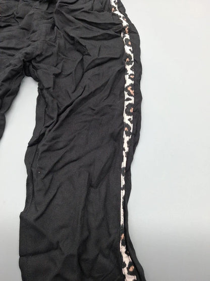 Detail des gemusterten Seitenstreifens der H&M Sommerhose