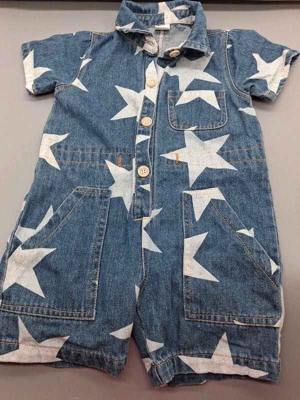 Blauer Jeans-Einteiler mit weißen Sternen in Größe 92, Vorderseite