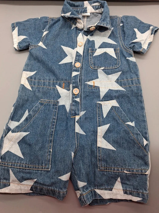 Blauer Jeans-Einteiler mit weißen Sternen in Größe 92, Vorderseite