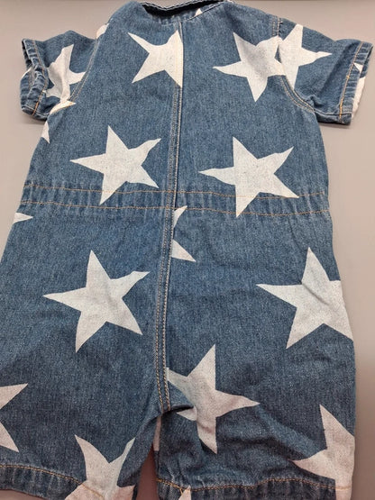 Rückseite des blauen Jeans-Einteilers mit weißen Sternen