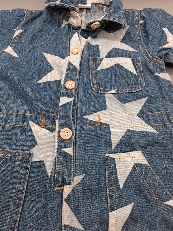 Knopfleiste und Brusttasche des Jeans-Einteilers mit Sternen
