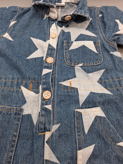 Knopfleiste und Brusttasche des Jeans-Einteilers mit Sternen