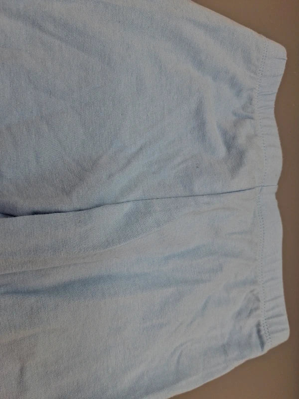 Detail des Stoffes und Saums der hellblauen Kinderhose
