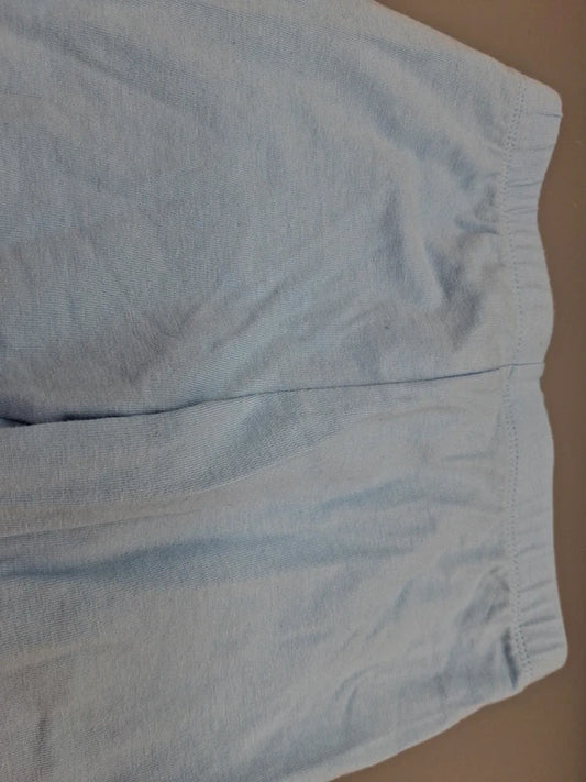 Detail des Stoffes und Saums der hellblauen Kinderhose