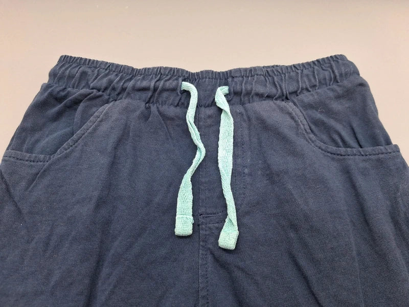 Gummibund, heller Kordeldurchzug und Taschen der Liegelind Shorts
