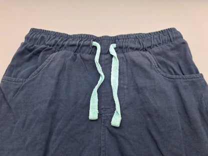 Gummibund, heller Kordeldurchzug und Taschen der Liegelind Shorts