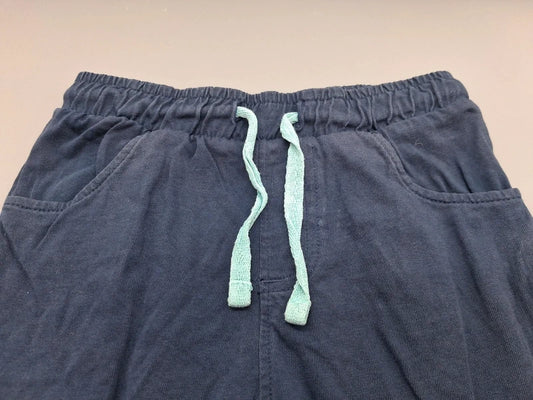 Gummibund, heller Kordeldurchzug und Taschen der Liegelind Shorts