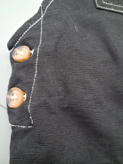 Detail der Knöpfe und des schwarzen Stoffes