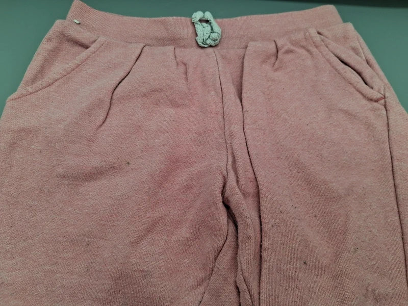 Gummibund, Kordeldurchzug und Taschen der roséfarbenen Jogginghose