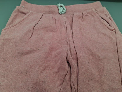 Gummibund, Kordeldurchzug und Taschen der roséfarbenen Jogginghose